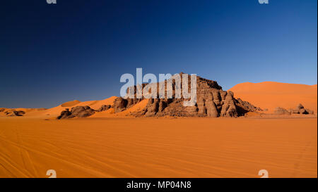 Vue du coucher de soleil à Tin Merzouga au Tassili nAjjer Dunes National Park en Algérie Banque D'Images