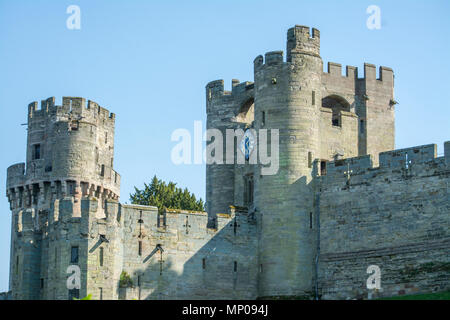 Remparts et tours du château de Warwick Banque D'Images