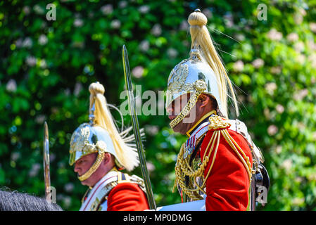 Mariage Royal. Les cavaliers de sauveteurs, Household Cavalry menant la procession du chariot le long de la Longue Marche, Windsor Great Park, Angleterre. Banque D'Images