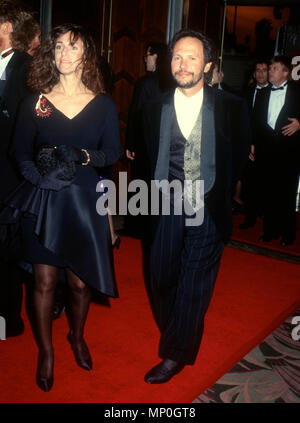 LOS ANGELES, CA - le 13 janvier : comédien Billy Crystal (R) et sa femme Janice Crystal (L) assister à la 12e édition annuelle des prix CableACE National le 13 janvier 1991, à l'Wiltern Theatre de Los Angeles, Californie. Photo de Barry King/Alamy Stock Photo Banque D'Images