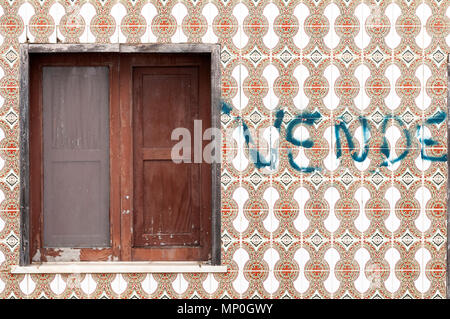 Vendôme - à vendre - vieux bâtiment avec mur carrelé et fermé la fenêtre à volets avec 'vende' écrit sur le mur au Portugal Banque D'Images