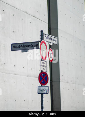 Berlin, Allemagne, le mardi 29.08.17, rue, panneaux et plaques d'instructions, intersection, Konrad Adenauer et Paul Löbe Allee, Reichstag, Platz der Republik, Banque D'Images