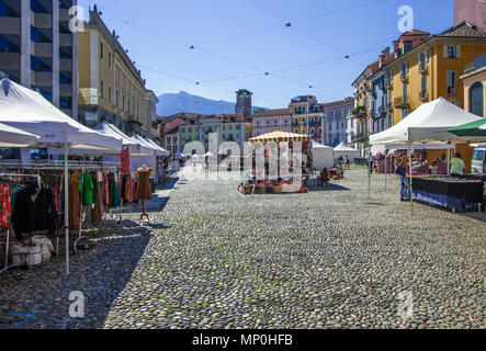Jour de marché parmi les bâtiments historiques de la Piazza Grande de Locarno, Suisse Banque D'Images