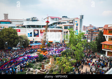 PATAN, NÉPAL - le 19 avril 2018 : premier jour de Rato Machindranath festival. Rato Machindranath est une divinité hindoue et bouddhiste vénéré comme le dieu de la Rai Banque D'Images