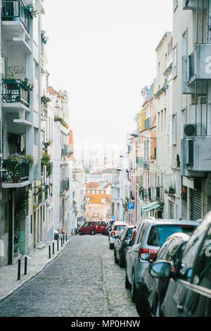 Lisbonne, 1 mai, 2018 : une ville ordinaire rue avec des bâtiments résidentiels. La vie normale en Europe. Parking gratuit. Banque D'Images