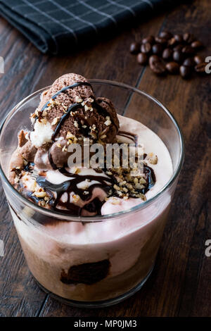 Café Affogato et glaces en verre. Boissons Dessert. Banque D'Images