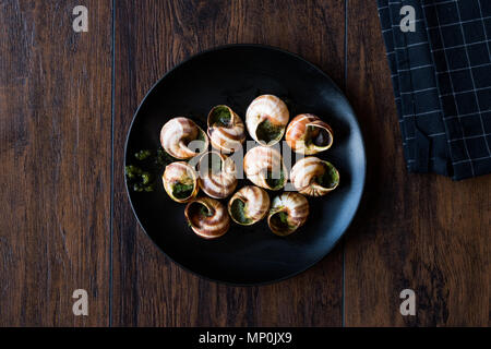 Escargots de Bourgogne - la nourriture de l'Escargot avec les herbes, le beurre gastronomique France plat. L'alimentation biologique. Banque D'Images