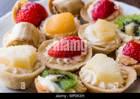 Mini tartelettes, Tartolet ou tartelettes à la crème et des fruits frais. Concept de dessert. Banque D'Images