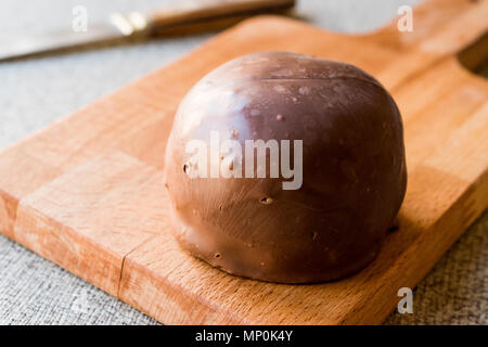 Sirozbek dessert turc recouvert de chocolat, massepain. (La pâte d'amandes). La nourriture traditionnelle. Banque D'Images