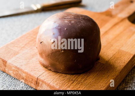 Sirozbek dessert turc recouvert de chocolat, massepain. (La pâte d'amandes). La nourriture traditionnelle. Banque D'Images