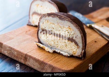 Sirozbek dessert turc recouvert de chocolat, massepain. (La pâte d'amandes). La nourriture traditionnelle. Banque D'Images