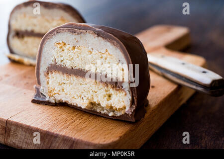 Sirozbek dessert turc recouvert de chocolat, massepain. (La pâte d'amandes). La nourriture traditionnelle. Banque D'Images