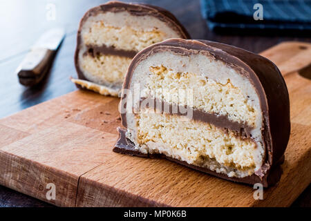 Sirozbek dessert turc recouvert de chocolat, massepain. (La pâte d'amandes). La nourriture traditionnelle. Banque D'Images