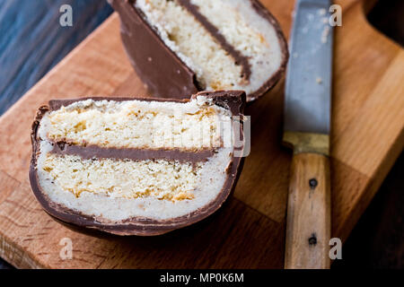 Sirozbek dessert turc recouvert de chocolat, massepain. (La pâte d'amandes). La nourriture traditionnelle. Banque D'Images