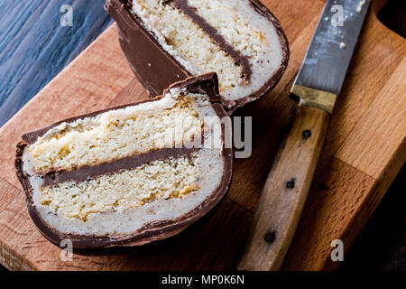 Sirozbek dessert turc recouvert de chocolat, massepain. (La pâte d'amandes). La nourriture traditionnelle. Banque D'Images