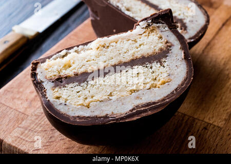 Sirozbek dessert turc recouvert de chocolat, massepain. (La pâte d'amandes). La nourriture traditionnelle. Banque D'Images