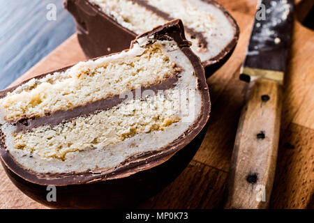 Sirozbek dessert turc recouvert de chocolat, massepain. (La pâte d'amandes). La nourriture traditionnelle. Banque D'Images