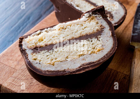 Sirozbek dessert turc recouvert de chocolat, massepain. (La pâte d'amandes). La nourriture traditionnelle. Banque D'Images