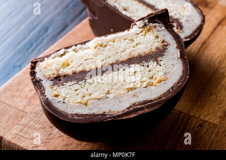 Sirozbek dessert turc recouvert de chocolat, massepain. (La pâte d'amandes). La nourriture traditionnelle. Banque D'Images