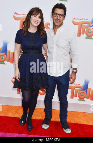 Zooey Deschanel, Jacob Pechenik 006 au Trolls Premiere au Westwood Village Theatre de Los Angeles. 23 octobre, 2016.Zooey Deschanel, Jacob Pechenik 006 ------------- Red Carpet Event, Vertical, USA, Cinéma, Célébrités, photographie, Bestof, Arts, Culture et divertissement, Célébrités Topix fashion / Vertical, Best of, événement dans la vie d'Hollywood, Californie - Tapis rouge et en backstage, USA, Cinéma, Célébrités, cinéma, télévision, Célébrités célébrités musique, photographie, Arts et culture, Bestof, divertissement, Topix, verticale de la famille de l'année , 2016, inqu Banque D'Images