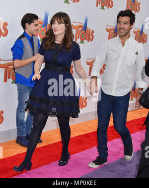 Zooey Deschanel, Jacob Pechenik 073 au Trolls Premiere au Westwood Village Theatre de Los Angeles. 23 octobre, 2016.Zooey Deschanel, Jacob Pechenik 073 ------------- Red Carpet Event, Vertical, USA, Cinéma, Célébrités, photographie, Bestof, Arts, Culture et divertissement, Célébrités Topix fashion / Vertical, Best of, événement dans la vie d'Hollywood, Californie - Tapis rouge et en backstage, USA, Cinéma, Célébrités, cinéma, télévision, Célébrités célébrités musique, photographie, Arts et culture, Bestof, divertissement, Topix, verticale de la famille de l'année , 2016, inqu Banque D'Images