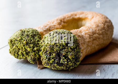 Puruzyen dessert turc faite avec le massepain (pâte d'amandes) et le beurre d'arachide. Boulangerie traditionnelle. Banque D'Images