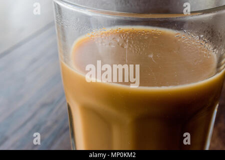 Chai masala thé dans un grand verre. Concept de boisson. Banque D'Images