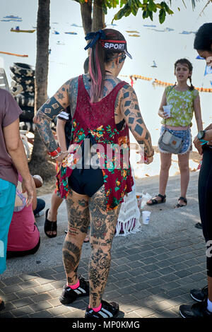 Femme tatouée. Tattooed femelle en compétition dans le Bikini Fun Run, Pattaya, Thaïlande, 2018 Banque D'Images