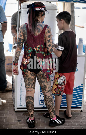 Femme tatouée. Tattooed femelle en compétition dans le Bikini Fun Run, Pattaya, Thaïlande, 2018 Banque D'Images