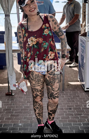 Femme tatouée. Tattooed femelle en compétition dans le Bikini Fun Run, Pattaya, Thaïlande, 2018 Banque D'Images