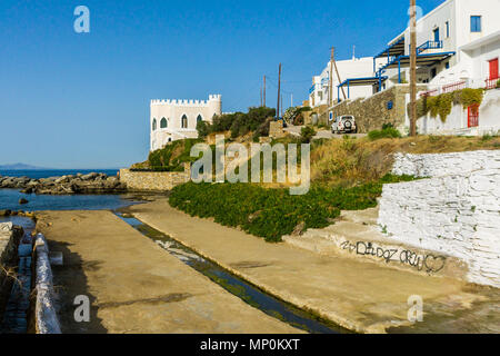 L'eau de source chaude minérale qui coule à travers un canal et se mélange avec l'eau salée dans la plage de l'île de Kythnos cyclades en Grèce Banque D'Images