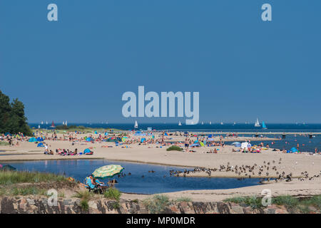 Détente sur une chaude journée d'été à la plage 'Falkensteiner Strand', Kiel, Kiel, Allemagne, Banque D'Images