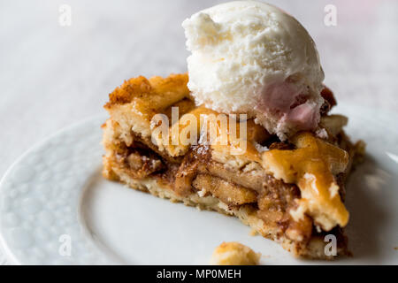 Tarte aux pommes et glace vanille. Concept de dessert. Banque D'Images