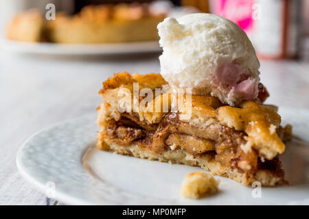 Tarte aux pommes et glace vanille. Concept de dessert. Banque D'Images