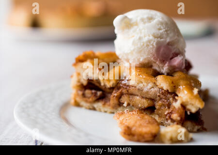 Tarte aux pommes et glace vanille. Concept de dessert. Banque D'Images