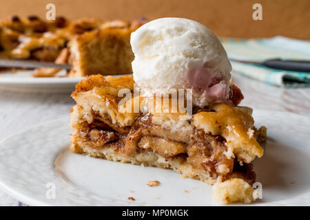 Tarte aux pommes et glace vanille. Concept de dessert. Banque D'Images