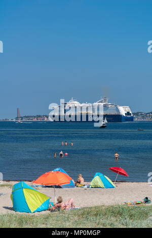 Détente sur une chaude journée d'été à la plage 'Falkensteiner Strand', le ferry Kiel-Oslo couleur 'Fantasy', Kiel, Kiel, Allemagne, Banque D'Images