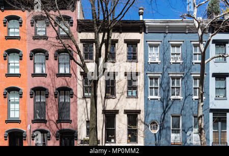 Rangées de fenêtres sur de vieux bâtiments colorés dans le quartier Gramercy Park de Manhattan à New York City NYC Banque D'Images