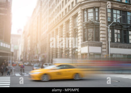 New York City taxi jaune accélérant sur Broadway à Manhattan NYC Banque D'Images