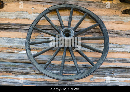 Old Weathered volant sur mur Log Cabin Banque D'Images