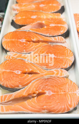 Darnes de saumon frais au marché de poissons Banque D'Images