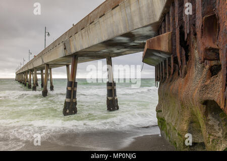 En vertu de Pacifica Pier Municipal. Banque D'Images