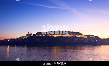 La forteresse de Petrovaradin et du Danube à l'heure d'or Banque D'Images