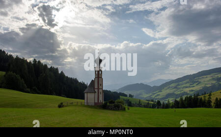 La Chapelle Saint-Jean dans la vallée de Funes, Odle groupe de montagnes, une partie des Dolomites, le Tyrol du Sud, Province de Bolzano, Italie Banque D'Images