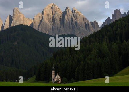 La Chapelle Saint-Jean dans la vallée de Funes, Odle groupe de montagnes, une partie des Dolomites, le Tyrol du Sud, Province de Bolzano, Italie Banque D'Images