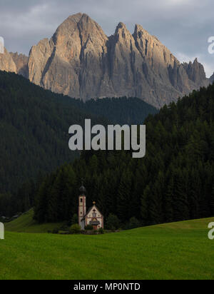 La Chapelle Saint-Jean dans la vallée de Funes, Odle groupe de montagnes, une partie des Dolomites, le Tyrol du Sud, Province de Bolzano, Italie Banque D'Images