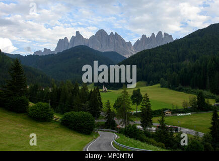 La Chapelle Saint-Jean dans la vallée de Funes, Odle groupe de montagnes, une partie des Dolomites, le Tyrol du Sud, Province de Bolzano, Italie Banque D'Images