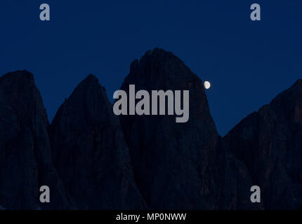 La lune et les Odle groupe de montagnes, une partie du parc naturel Puez-Odle Dolomites à Funes, province de Bolzano - Tyrol du Sud, Italie. Banque D'Images