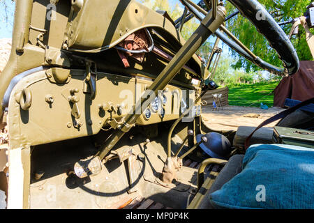 La Seconde Guerre mondiale Vintage jeep. Tableau de bord et volant de conduite, faible angel vue depuis le long siège de planche de bord. Banque D'Images