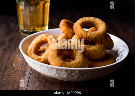 Croustillant d'oignon frit fait maison avec de la bière. Le fast food. Banque D'Images